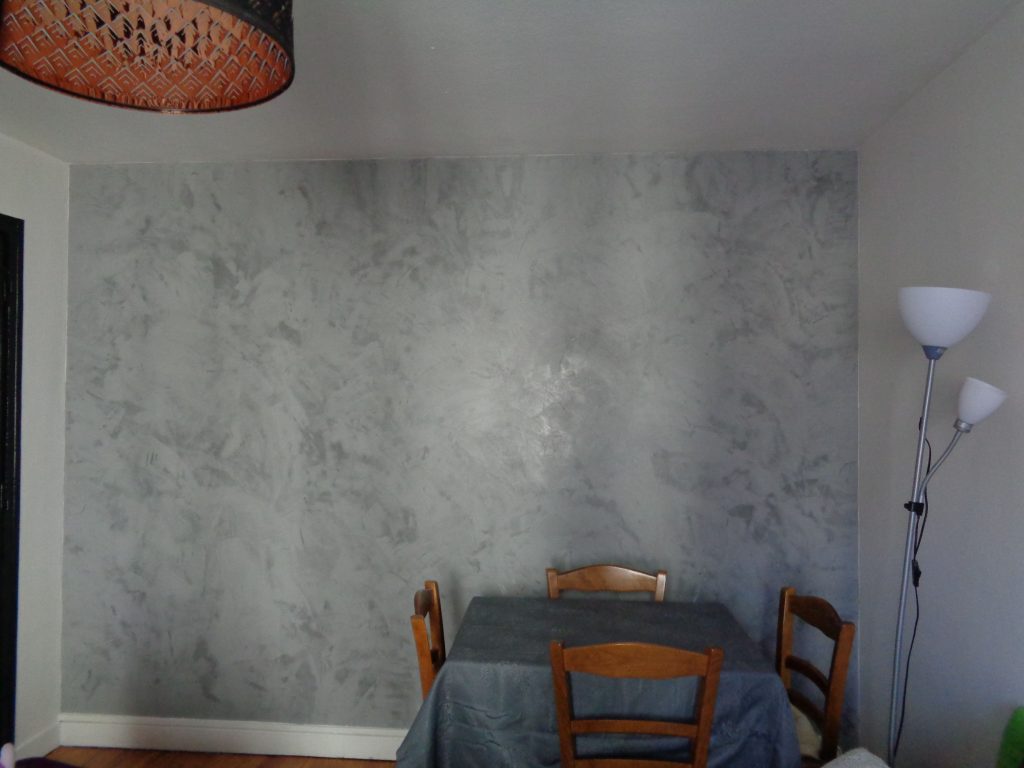 Photographie d'un mur en stucc gris effet miroir, par Peinture et Vous