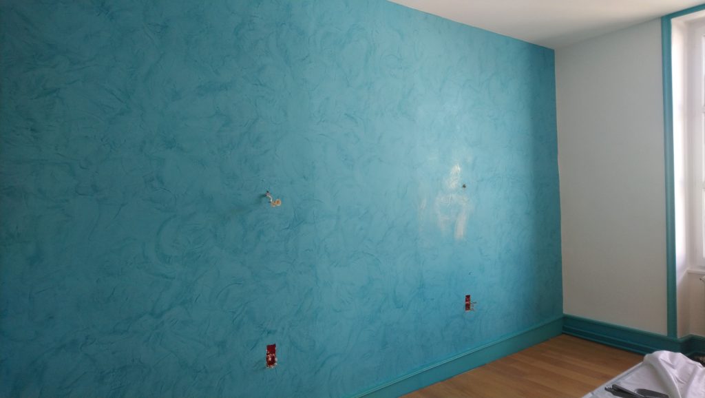 Photographie d'un mur en stucc turquoise effet miroir, par Peinture et Vous