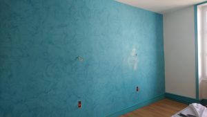 Photographie d'un mur en stucc turquoise effet miroir, par Peinture et Vous