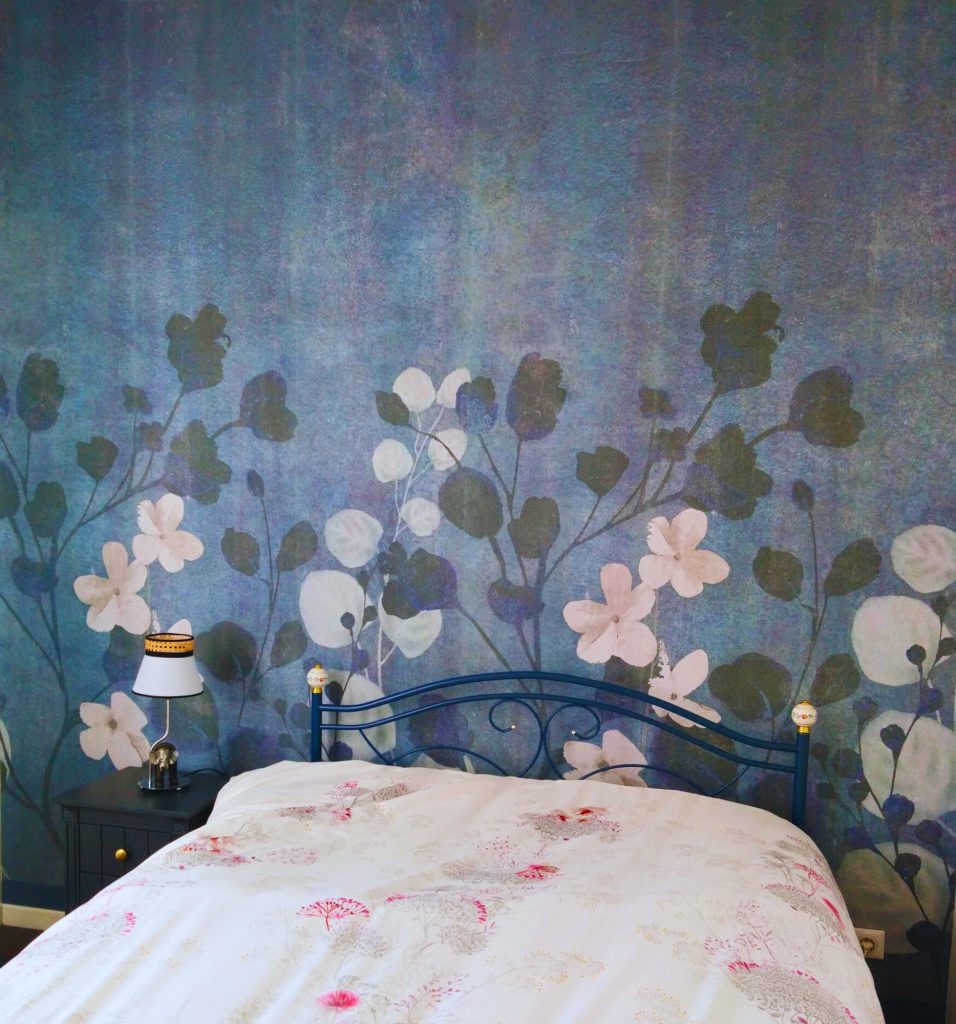 Photographie d'une tapisserie panoramique florale dans une chambre à coucher, par Peinture et Vous