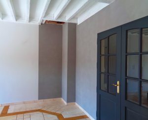 Rénovation de pièce de vie, murs, boiseries et portes, par Peinture et Vous