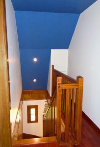 Photographie après application de peinture bleue profonde dans une cage d'escalier, par Peinture et Vous