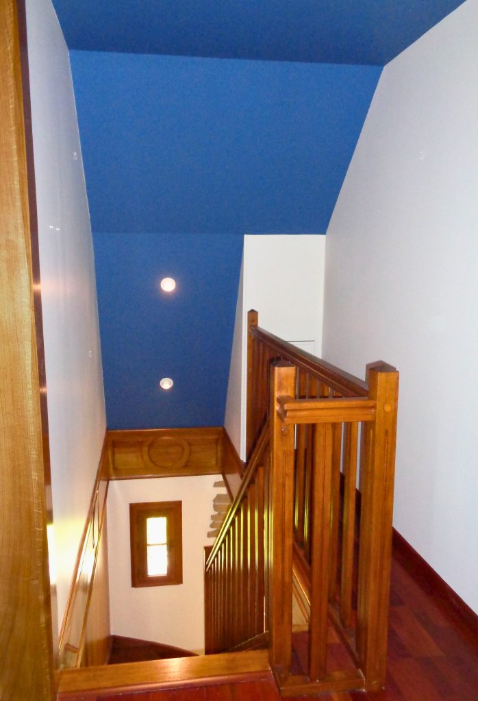 Photographie après application de peinture bleue profonde dans une cage d'escalier, par Peinture et Vous